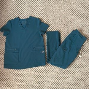 Figs Scrubs top and bottom set, both in size small. #WearFigs #Scrubs